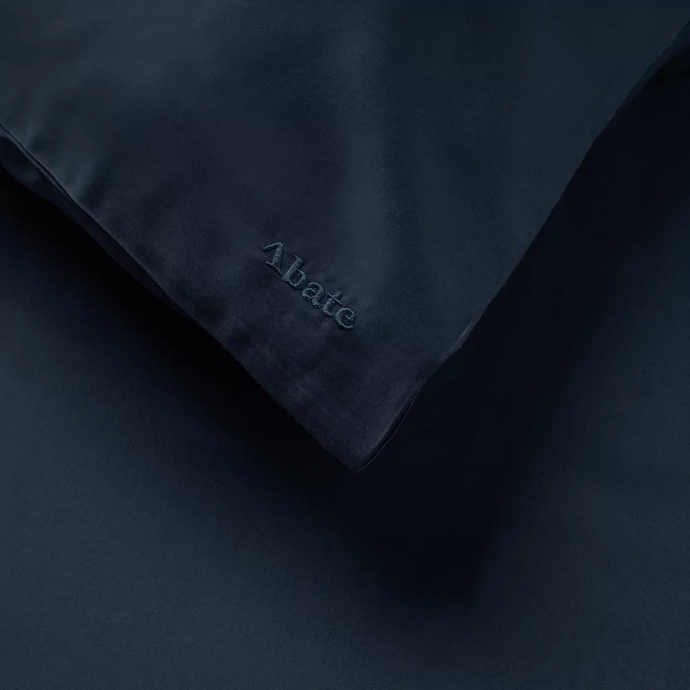 sengetoj_morkebla_abate