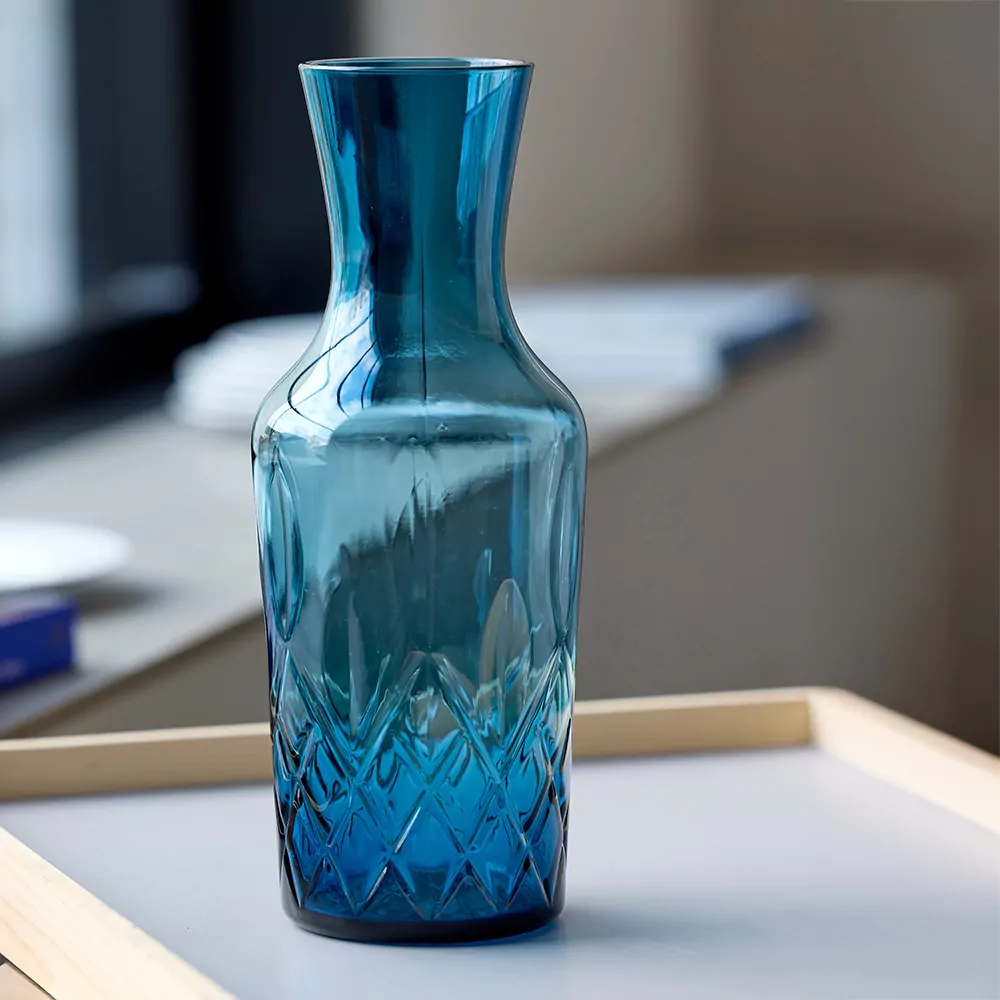 blå karaffel i glas