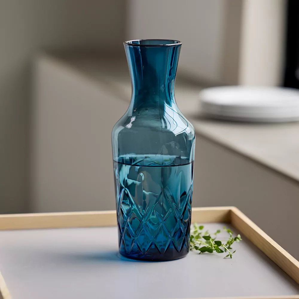 blå karaffel i glas
