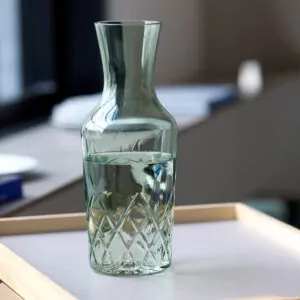 grøn karaffel i glas