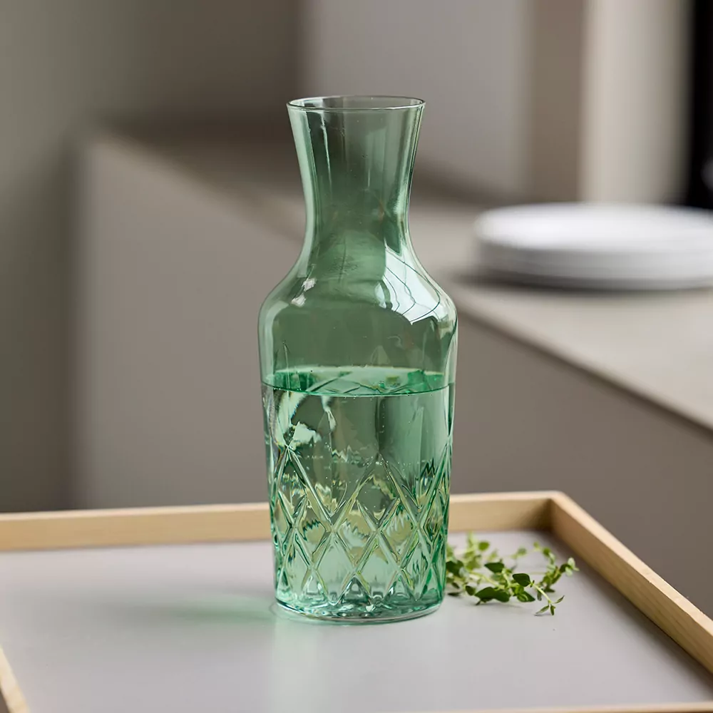 grøn karaffel i glas