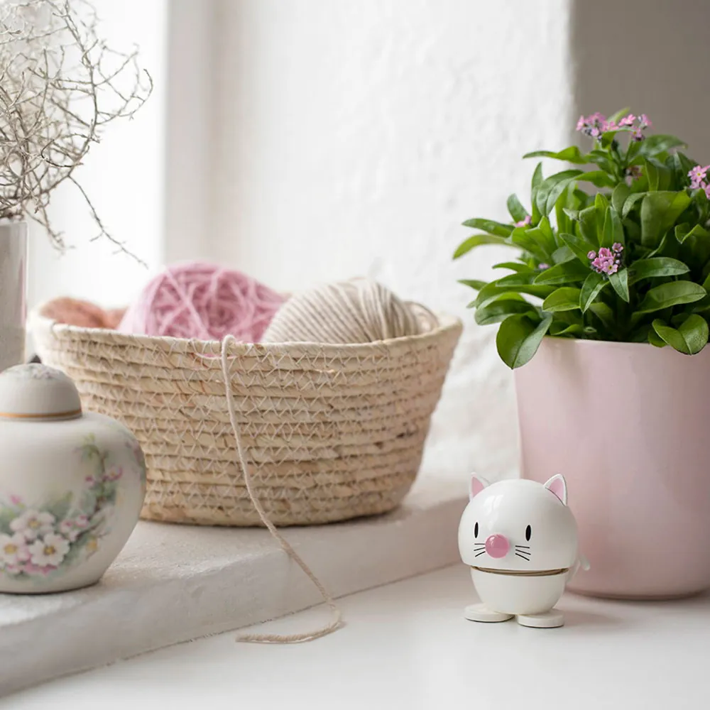 Hvid Hoptimist kat i vindueskarm