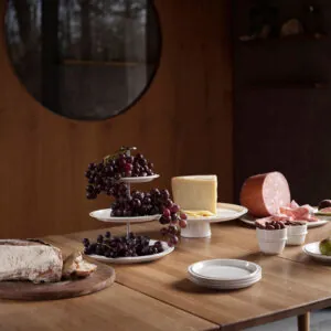 Zone Denmark Eau serveringsopsats i tre etager med vindruer på ostebord