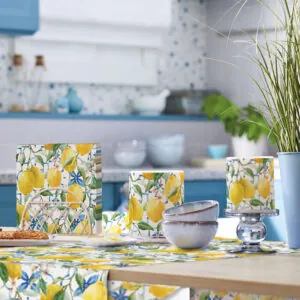 Edelweiss servietter med citron motiv på køkkenbord med andre citron-produkter
