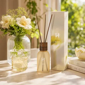 Holmen Rossano duftpinde Clean Linen på bord med blomster