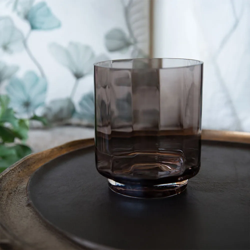 Holmen Minda fyrfadsstage i grå glas på bord