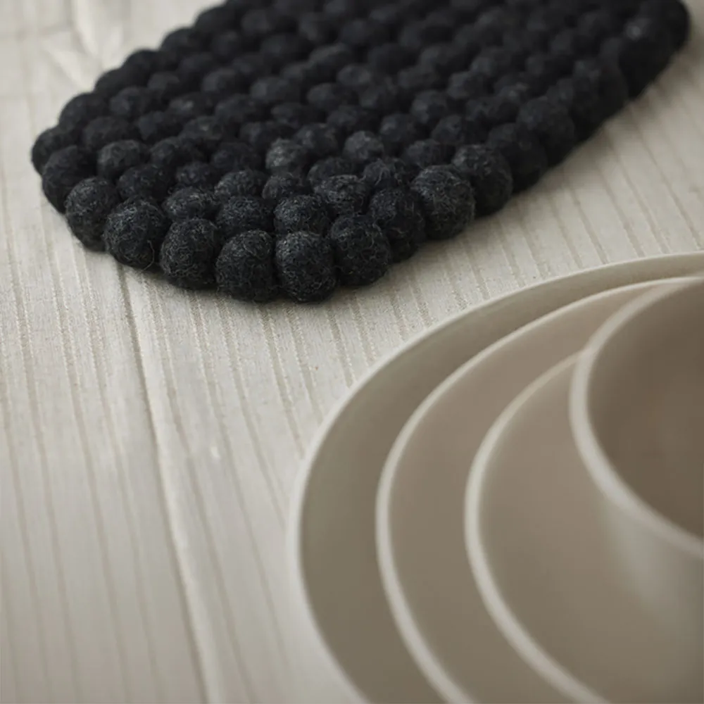 Oval Holmen Dakota bordskåner 33x18 cm i mørkegrå uld med service