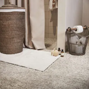 Norah kurv i rattan fra Lene Bjerre på badeværelse med toiletruller