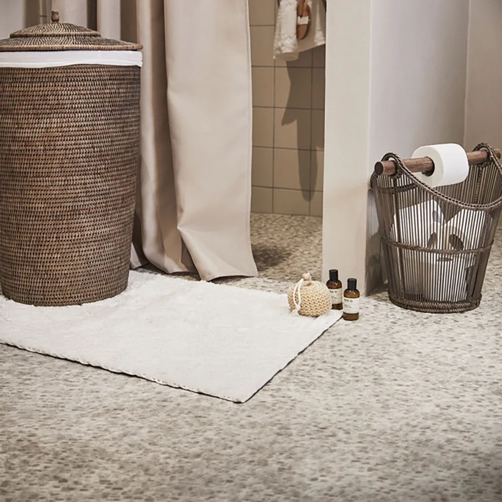 Norah kurv i rattan fra Lene Bjerre på badeværelse med toiletruller